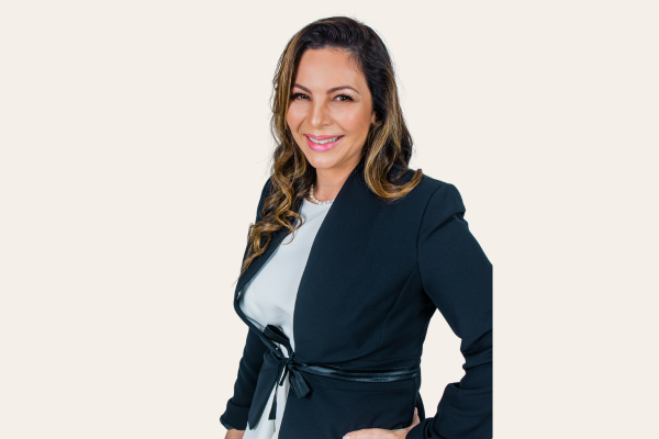 Retrato profissional da Dra. Natasha Rebouças Ferraroni, especialista em Alergia e Imunologia, com postura confiante e sorriso acolhedor.