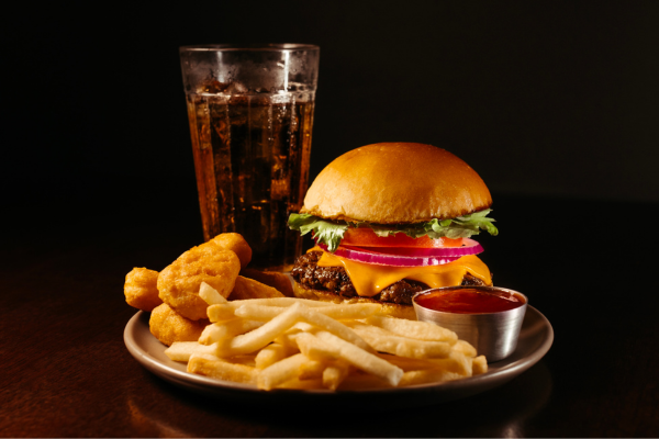 Alimentos ultraprocessados e bebidas que afetam negativamente o sistema imunológico.