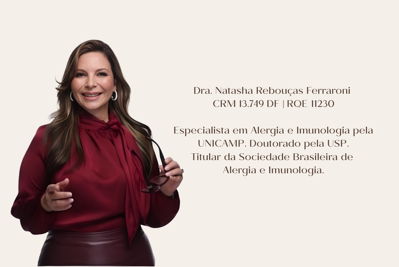 Retrato profissional da Dra. Natasha Rebouças Ferraroni, especialista em Alergia e Imunologia, com postura confiante e sorriso acolhedor.
