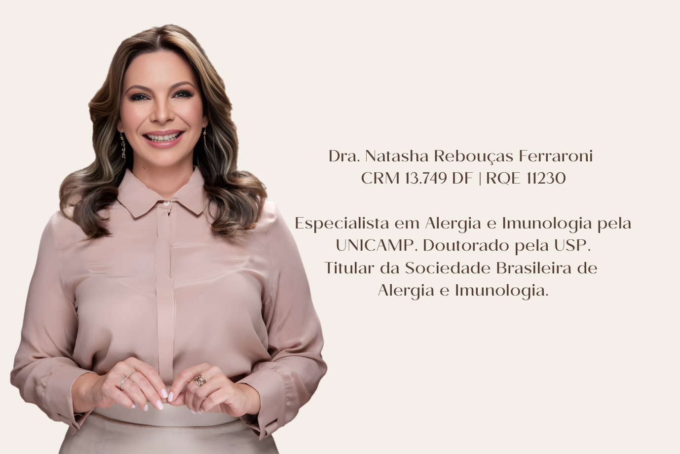Retrato profissional da Dra. Natasha Rebouças Ferraroni, especialista em Alergia e Imunologia, com postura confiante e sorriso acolhedor.