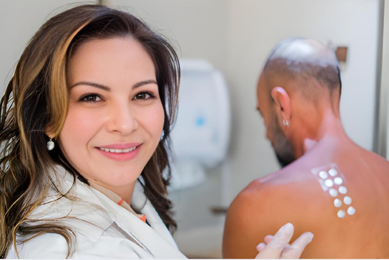 Realização do Patch Test (Teste de Contato) nas costas de um paciente para diagnosticar alergia de pele.