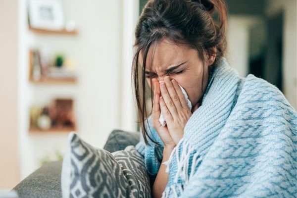 Pessoa com sintomas gripais e infecções recorrentes.