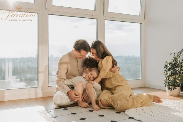 Família em ambiente doméstico ventilado para ajudar na prevenção de infecções